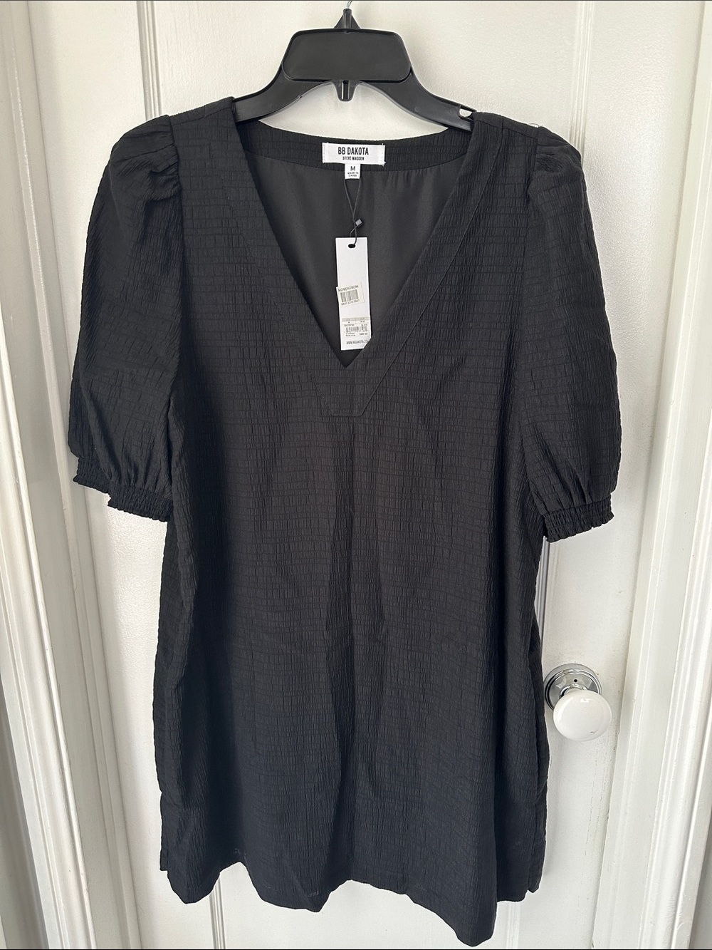 NEW BB Dakota Black Textured V-Neck Short Sleeve Dress Size Medium